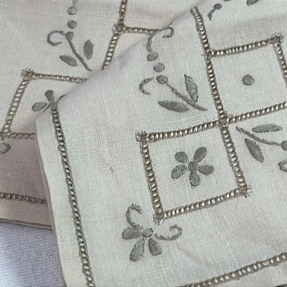 Cloth‎ Napkins 16.25sq Ecru with Needlepoint Grey Flowers Trim Set Of 6 Vintage